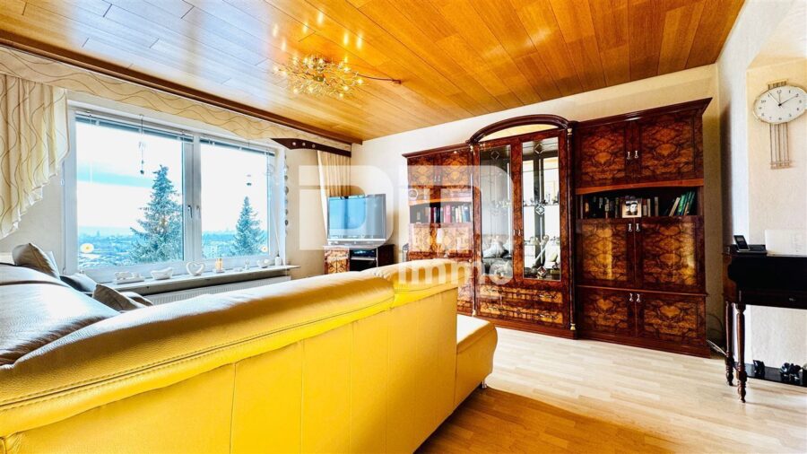 Teilsaniertes Traumhaus in begehrter Lage auf großem Grundstück mit Panoramablick - EG Wohn / Esszimmer mit Panoramablick und Balkon